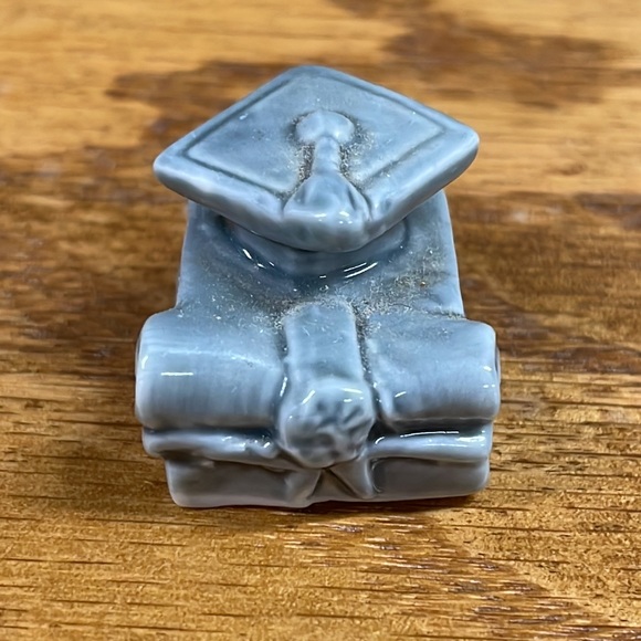 Wade Whimsies England graduate figurine - Picture 2 of 4